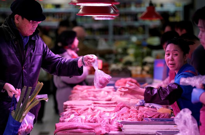 Kitajce bo nakup svinjskega mesa v prihodnosti stal še več. FOTO: REUTERS/Jason Lee