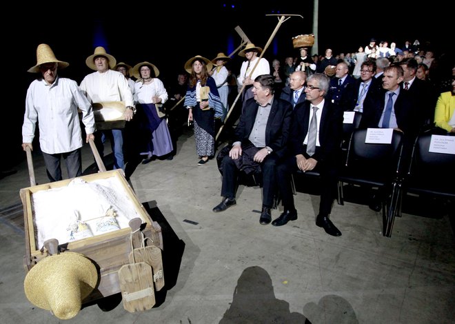 Na prvih Dnevih medgeneracijskega sožitja na Gospodarskem razstavišču so nastopile folklorne in pevske skupine. Foto Roman Šipić