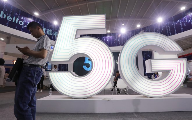 Omrežje 5G je odslej na voljo tudi v Veliki Britaniji. FOTO: Reuters