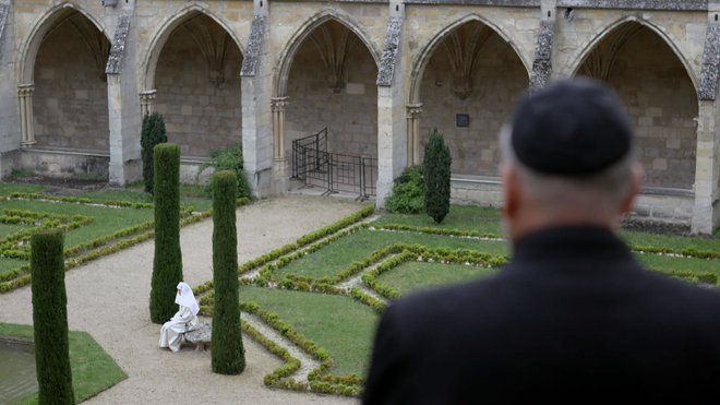 Žrtve plenilskih duhovnikov so mlade ženske, ki so se odločile za redovniško čistost, a imajo glede redovniškega življenja še številne dvome, oni pa so v vlogi njihovih duhovnih voditeljev. FOTO: Dream Way Productions