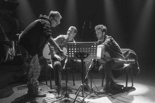 John Zorn razlaga podobnosti Bagatel Julianu Lagu in Gyanu Rileyju.<br />
Foto Armin Smailović