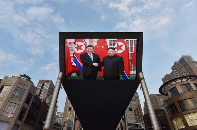 Za Xija je obisk v Pjongjangu ena od močnejših kart za njegovo srečanje s Trumpom prihodnji teden. Foto: Greg Baker/Afp