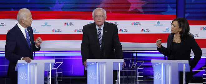 Joe Biden, Kamala Harris in Bernie Sanders med demokratsko debato. FOTO:&nbsp;Mike Segar/Reuters