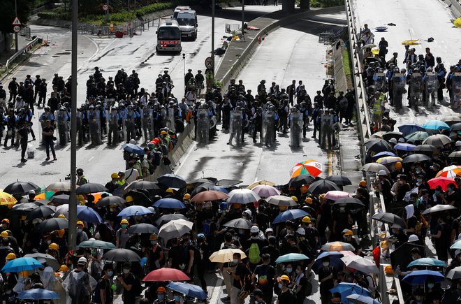 Protestniki ostajajo na ulicah. FOTO: Reuters