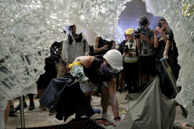 Oblasti so sporočile, da so morali do večera v bolnišnico odpeljati 43 udeležencev protestov in policistov. FOTO: Reuters