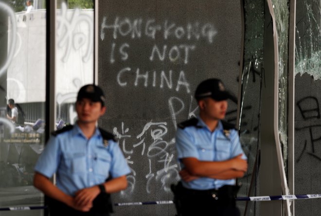 Protestniki so na fasadi parlamenta zapustili tudi grafit Hongkong ni Kitajska. FOTO: Jorge Silva/Reuters