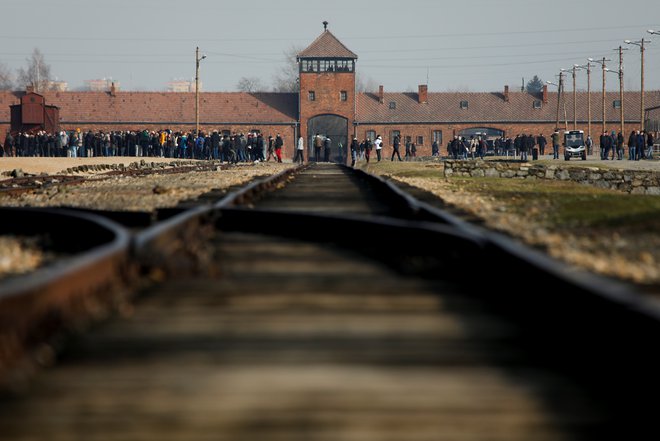 Tračnice v Birkenau so priljubljena foto točka obiskovalcev taborišča. FOTO: Kacper Pempel/Reuters