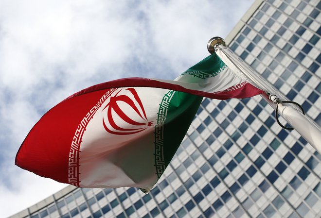 Iranska zastava pred sedežem Mednarodne agencije za jedrsko energijo na Dunaju, kjer bodo danes obravnavali nedavne iranske kršitve prelomnega dogovora iz leta 2015. Foto Reuters