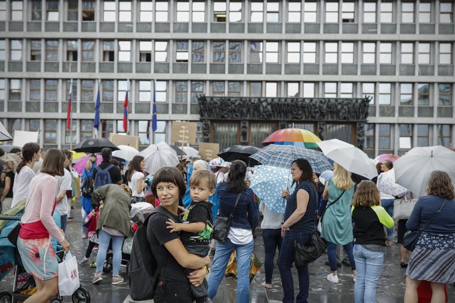 Starši otrok, ki obiskujejo zasebne šole, so v zadnjem mesecu že trikrat protestirali proti predlogu. Nazadnje so se pred državnim zborom zbrali včeraj. FOTO: Uroš Hočevar/Delo