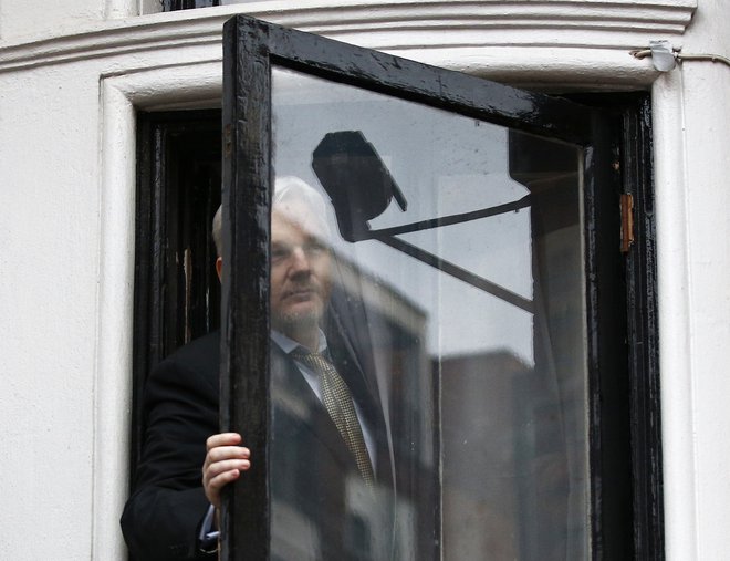 Ekvadorci so Julianu Assangeu med bivanjem na veleposlaništvu v Londonu omogočili posebne pogoje in najsodobnejšo računalniško opremo. FOTO: Peter Nicholls/Reuters