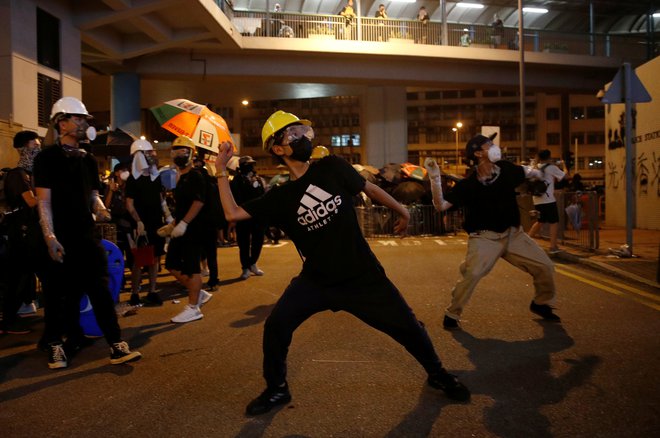 Včeraj so v Hongkongu takole protestirali proti spornemu zakonu o izročanju osumljenih oseb Kitajski. FOTO: Reuters