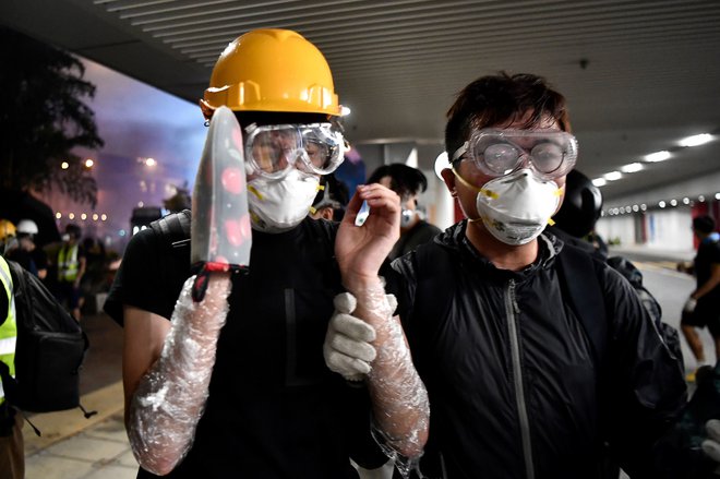 Nedeljske proteste je zaznamovalo nasilje nad protestniki na postaji podzemne železnice na severu mesta. Vsaj 45 ljudi je moralo poiskati zdravniško pomoč. FOTO: AFP