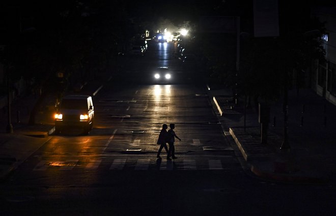 Tudi Caracas je ostal brez elektrike. FOTO: Yuri Cortez/AFP