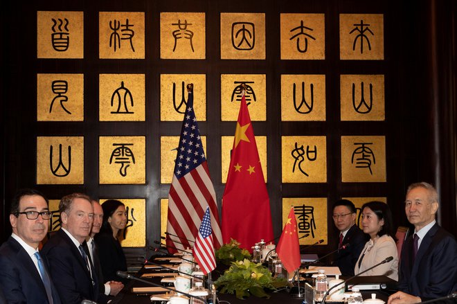 Kitajsko-ameriška pogajanja so se danes v Šanghaju nadaljevala z majhno pomočjo meteorologije in šumenja reke Huagpu. FOTO: Reuters