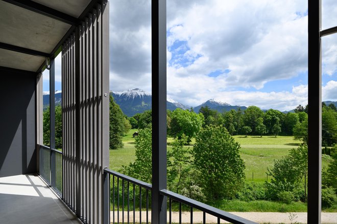 Vertikalne balkonske letve iz termično obdelanega smrekovega lesa najbolj zaznamujejo fasado objekta. Foto BLaž Samec