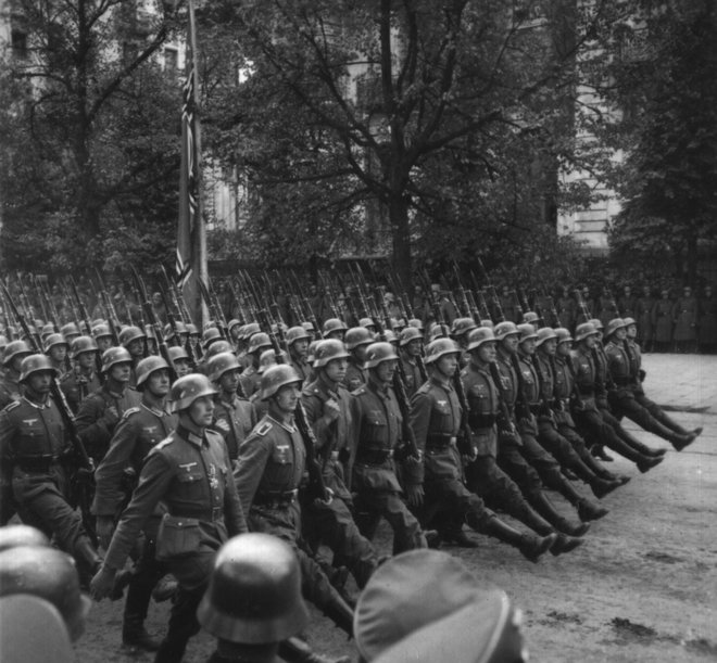 Septembra 1939 so nemški vojaki vkorakali v Varšavo. FOTO: Reuters