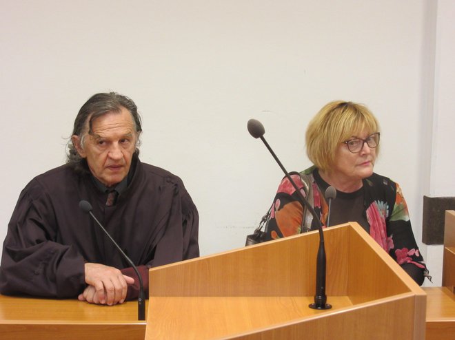 Hilda Tovšak z zagovornikom Dušanom Tankom danes na Okrožnem sodišču v Celju. Krivdo je priznala, ima še nekaj odprtih zadev. FOTO: Špela Kuralt/Delo