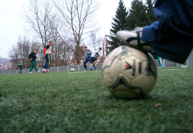 Pred majem ni pričakovati tekmovalnega brcanja žoge v Sloveniji. FOTO: Žibert Damjan