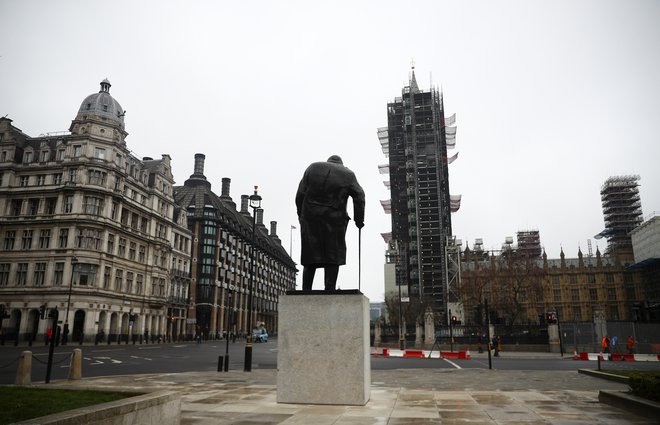 Spomenik Winstona Churchilla sameva pred stavbo britanskega parlamenta v zaostrenih ukrepov. Foto: REUTERS/Hannah McKay
