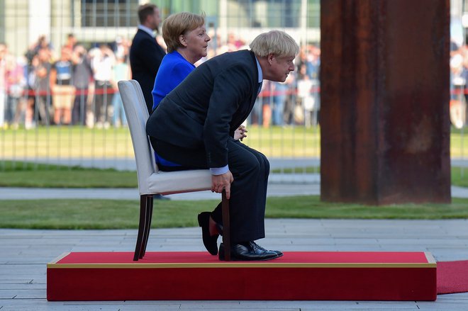 Britanski premier Boris Johnson in nemška kanclerka Angela Merkel avgusta lani med njunim dvostranskim srečanjem v Berlinu. Foto: Tobias Schwarz/Afp