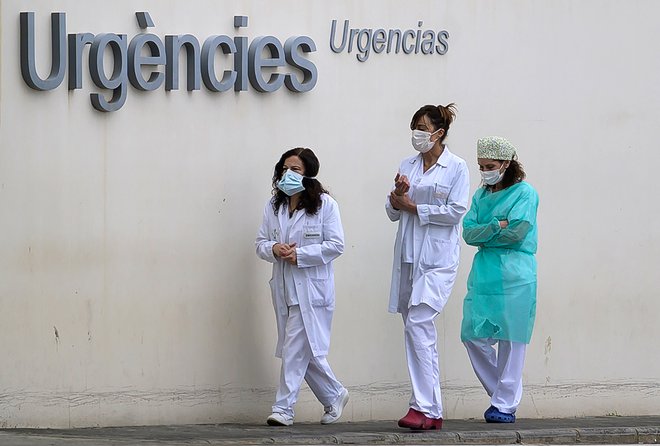 Zaščitno opremo in respiratorje bo Španija kupila od Kitajske. FOTO: Jose Jordan/AFP