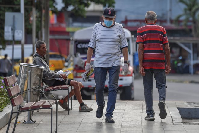 Prizor iz panamske prestolnice. V 4-milijonski Panami so potrdili 443 okužb, zaradi novega koronavirusa pa je umrlo osem oseb. FOTO: Luis Acosta/AFP