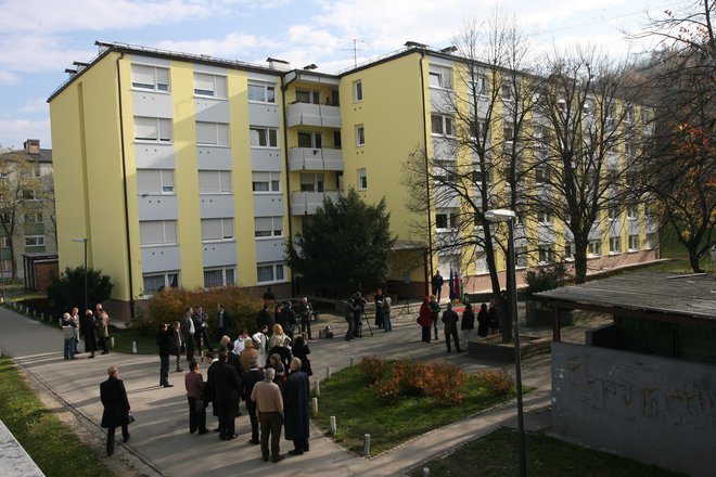 Odmera davka na promet z nepremičninami je opredeljena kot nujna zadeva, zato se celoten postopek izvaja nemoteno. FOTO: Ljubo&nbsp;Vukelič/Delo