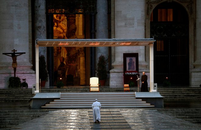 Papež Frančišek je danes&nbsp;podelil izredni blagoslov mestu in svetu (urbi et orbi). FOTO: Guglielmo Mangiapane/Reuters