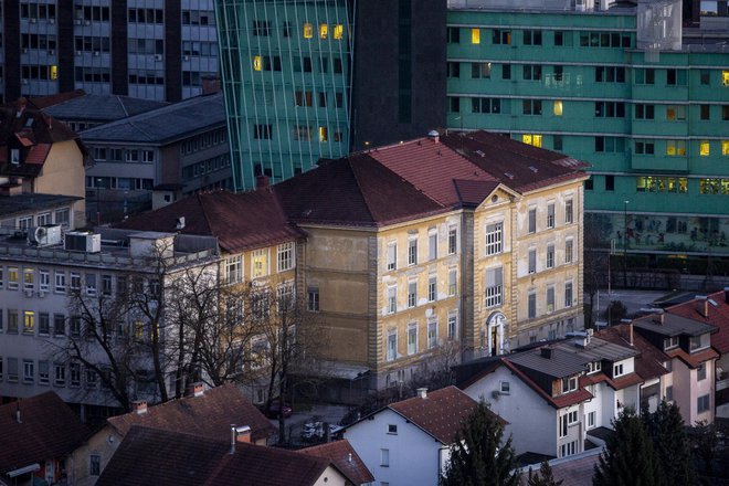 Na infekcijski kliniki imajo 44 bolnikov, nove prostore bo zagotovila še ortopedska klinika. FOTO: Voranc Vogel/Delo