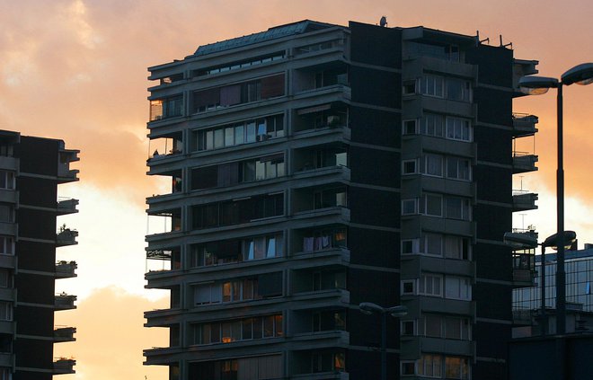 Vse večstanovanjske stavbe bodo po novem odloku vsaj dvakrat na dan razkuževali. FOTO: Blaž Samec