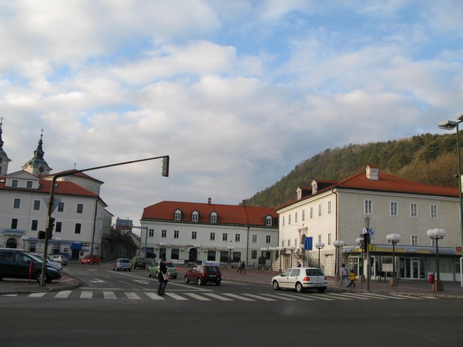 V Postojno so namestili 40 Slovencev, ki so se vrnili iz Madrida. Zanje velja popolna karantena. FOTO: Škrinjar Klara