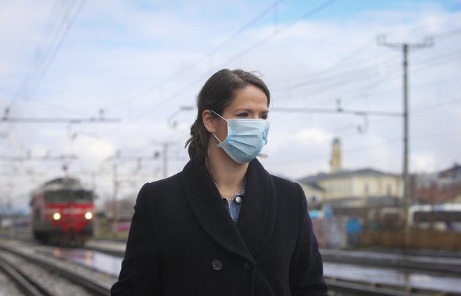 Ko masko enkrat pravilno namestimo, se je ne dotikamo več. FOTO: Jože Suhadolnik/Delo