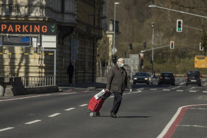 Paket, vreden približno tri milijarde evrov, se bo financiral zunaj znanih okvirov proračunskega financiranja. FOTO: Voranc Vogel/Delo