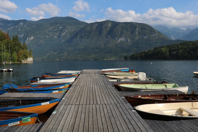 Na Bohinjskem jezeru bi v času prepovedi gibanja in zbiranja in medtem ko so zaprti lokali in hoteli, moral vladati takšen mir. FOTO: Jože Pojbič/delo