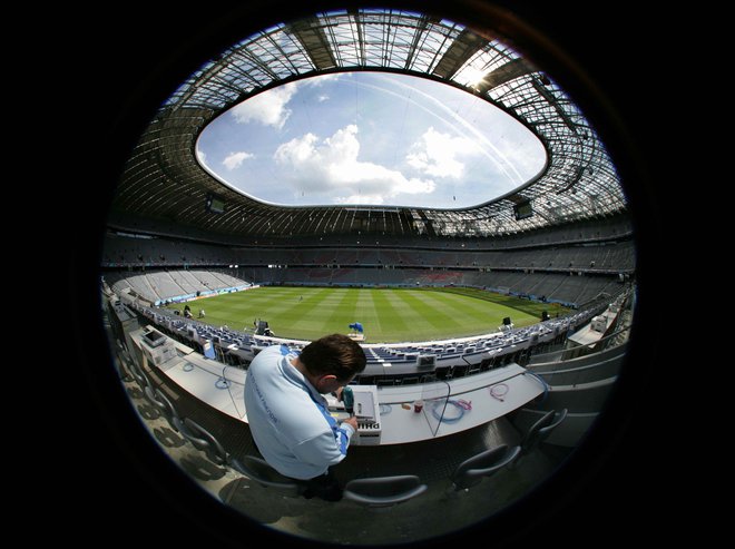 Slovita münchenska Allianz Arena je v teh dneh prazna, mnogi pa v bavarski metropoli sanjajo o vrnitvi nogometa kot tudi športnem prazniku 2022. FOTO: Reuters