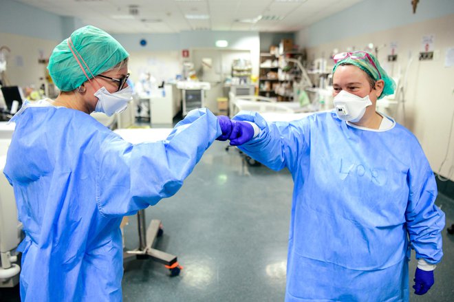 Zdravniki, medicinske sestre, vsi, ki se ukvarjajo z zdravstvom, te dni na najbolj prepričljiv način demonstrirajo, kaj je resnično bogastvo neke države. Foto AFP