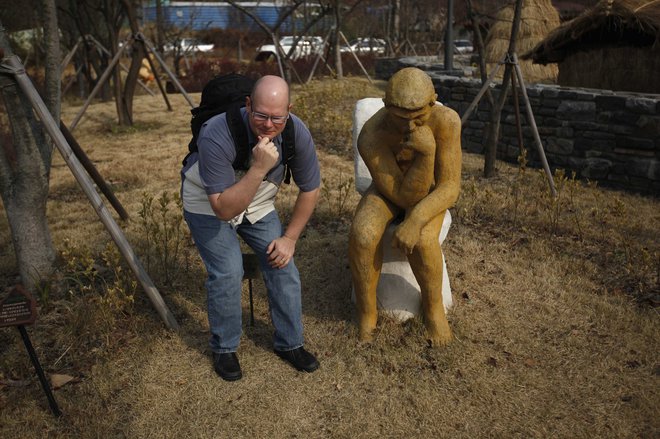 V tej situaciji smo na prvi pogled miselno bosi. Kaj takega ne moremo sprejeti, saj smo bili kvalitetno izšolani za vse kaj drugega.Foto Reuters