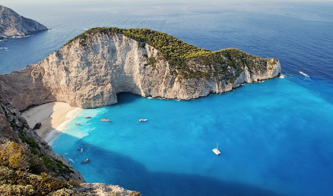 Turistične agencije so se zaradi pandemije koronavirusa znašle v težkem položaju. Po eni strani zaradi tega ne delajo, po drugi strani stranke za odpovedane turistične aranžmaje in poti pričakujejo vračilo denarja.<br />
Foto Dimitar Glavinov