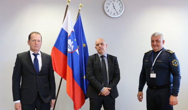 Z leve: v. d. direktorja uprave kriminalistične policije Vojko Urbas, dosedanji prvi mož kriminalistov Boštjan Lindav in v. d. generalnega direktorja policije Anton Travner. Foto Policija