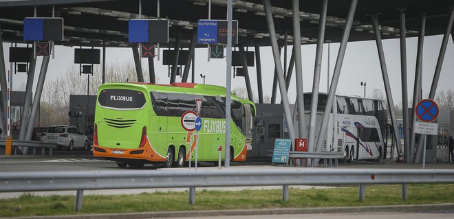 Hrvaška je v zadnjih dneh organizirala povratek svojih državljanov z avstrijske Tirolske v konvoju avtobusov. FOTO: Jože Suhadolnik/Delo