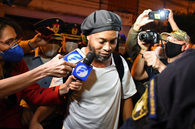 Dober mesec je Ronaldinho prebival v zaporu, kjer so ga drugi zaporniki sprejeli z velikim navdušenjem, po plačilu varščine pa bo na sodni razplet čakal v hotelu v Asuncionu. FOTO: AFP