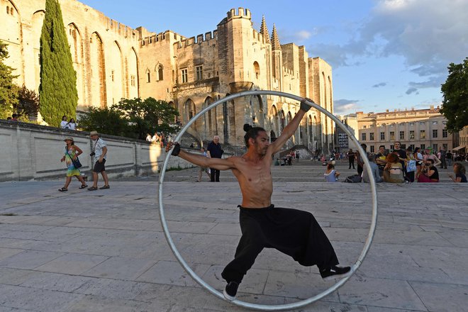 Znameniti gledališki festival v južnofrancoskem mestu Avignon je še ena v vrsti kulturnih prireditev, ki so jo morali organizatorji zaradi koronavirusa odpovedati. FOTO: Boris Horvat/AFP