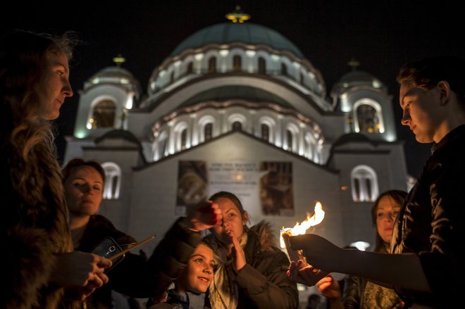 Glavna dilema za srbsko vlado so zdaj velikonočni prazniki, ki jih bo pravoslavni svet praznoval ta konec tedna. Foto: REUTERS/Marko Djurica