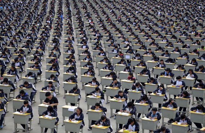 Po koncu epidemije se bo več kot 10 milijonov kitajskih maturantov zbralo na sprejemnem izpitu za vpis na visoke šole, ki ga skrajšano imenujejo <em>gaokao</em>. FOTO: Reuters