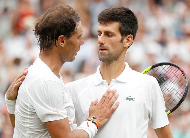Tako sta se po finalni predstavi Wimbledona pred dvema letoma pozdravila Rafael Nadal in Novak Đoković, zdaj bosta z Rogerjem Federarjem zbirala denar za tiste iz spodnjega dela lestvice ATP. FOTO: Reuters