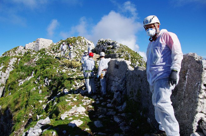 Planinske koče se počasi odpirajo, a ponekod v gorah je še vedno sneg, močna erozija, marsikateri deli planinskih poti so poškodovani. FOTO: PZS