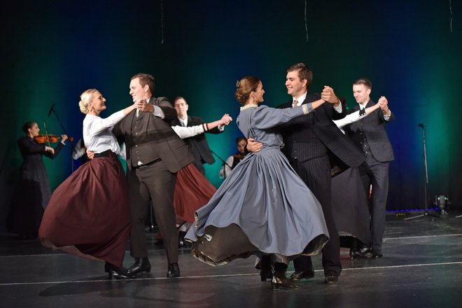 Slovenci smo tudi navdušeni plesalci (na fotografiji je Akademska folklorna skupina France Marolt). FOTO: Janez Eržen