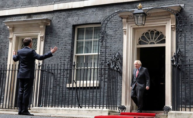 Francoski predsednik Emmanuel Macron in britanski premier Boris Johnson junija 2020 v Londonu<br />
Foto Hannah Mckay/Reuters