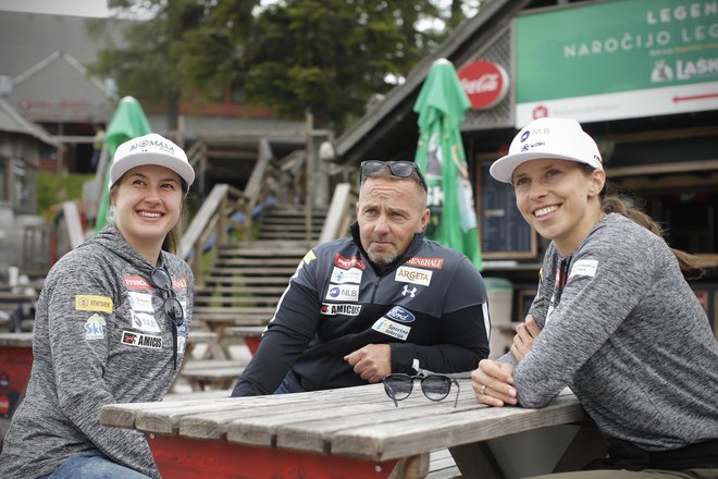 Tina Robnik (levo) v družbi novega glavnega trenerja Sergeja Poljšaka in sotekmovalke Ane Bucik med prijetnim klepetom na Krvavcu ni skrivala dobre volje. FOTO: Jure Eržen/Delo