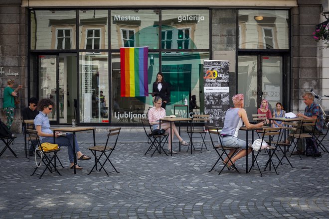 Pred 20 leti je zaplet v Cafe galeriji sprožil ogorčenje, ki je pripeljalo do prve Parade ponosa pri nas. V spomin na to je društvo Parada ponosa pred dnevi na istem mestu pripravilo ulično akcijo. FOTO: Maša Gojič